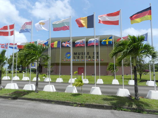 Das Museum hinter dem Flaggenmeer