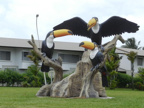 Tukanmodelle in einem Kreisverkehr, der vom Spacecentrum zur Innenstadt Kourous führt