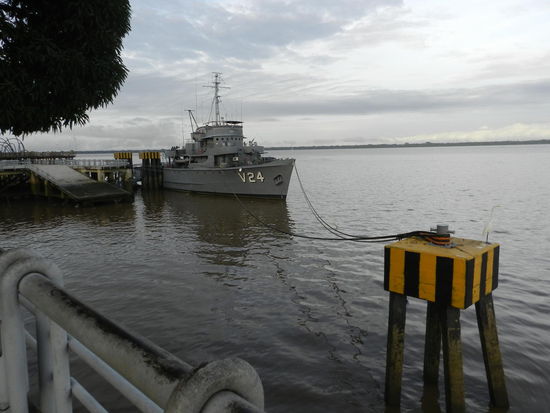 Ruhig und bedächtig plätschert der Amazonas im Morgenlicht dahin