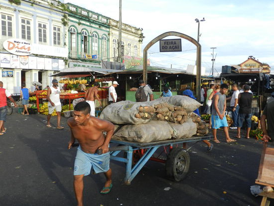 Buntes Treiben am frühen Morgen auf dem Markt in Belem