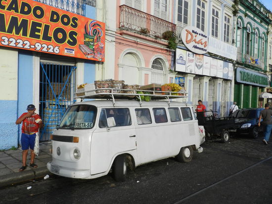 VW-Bus, die in der T-2-Variante sehr häufig in Brasilien anzutreffen sind, steht vollbeladen am Fischerhafenmarkt