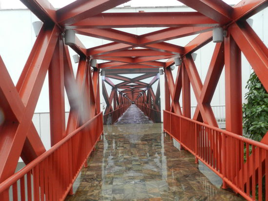 Nicht laufen, sonst tut´s weh! Perspektivisch gelungene Malerei an einer Wand des Film- und Fotomuseums