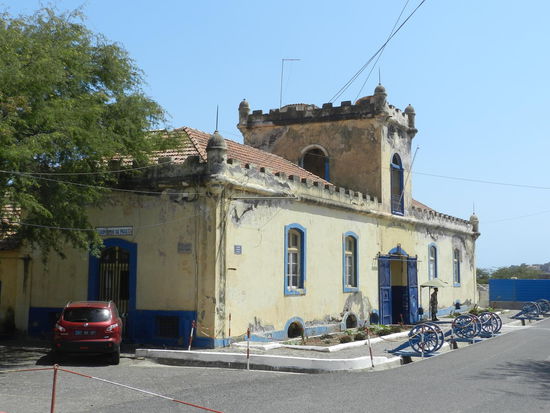 Die Kaserne Quartel Jaime Mota, eines der ältesten Gebäude Praias