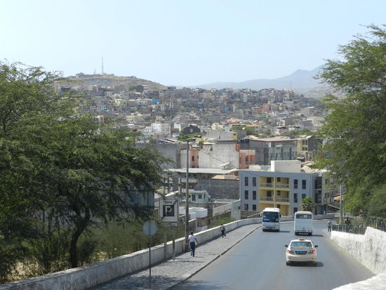 Blick von der Altstadt Praias auf die immer mehr zuwuchernden Vororte. Praia verdoppelte seine Bevölkerungszahl in den letzen 20 Jahren nahezu