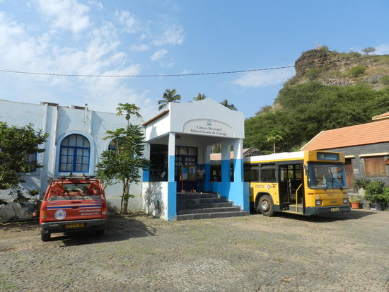 Cidade Velha hat alles, was eine Stadt so braucht: Feuerwehr, Rathaus, ÖPNV und für des Touristen Auge nette kleine bunte Häuschen