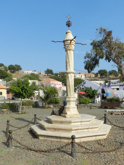 Sklavenpranger, hier wurde öffentlich die Prügelstrafe an Sklaven vollzogen. Die Säule ist das älteste historische Relikt Cidade Velhas und stammt aus dem 15. Jahrhundert