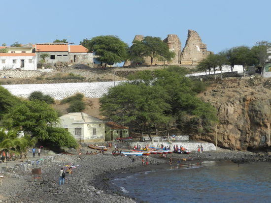Badebucht, darüber die Ruinen der ehemaligen Kathedrale