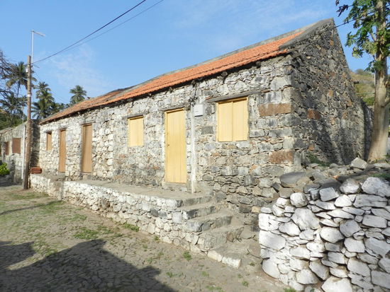 In der Rua Banana und der Parallel"straße" Rua Carrera stehen noch schöne Ensembels alter Häuser