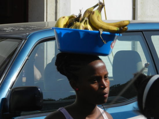 Frauen jeden Alters verkaufen Obst in der Stadt