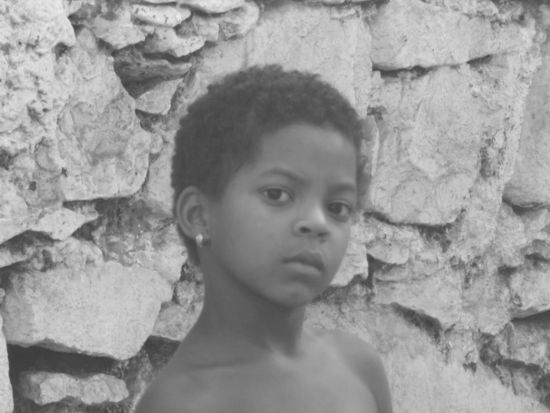 Ernst schaut sie drein, die Kleine (ist das Foto überbelichtet, so wird es in schwarz-weiss dann doch noch gut)