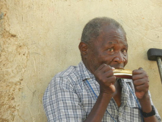 Melancholisch spielt er auf seiner Mundharmonika, aber schön!