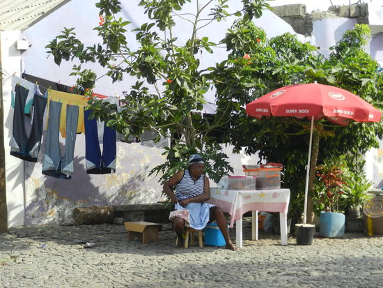 Erst Wäsche machen, dann Obst an Touristen verkaufen - das Leben ist hart