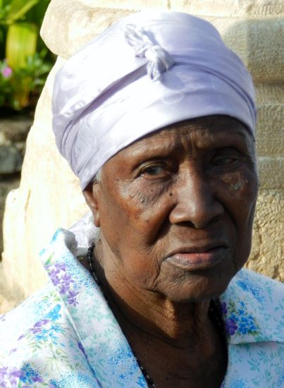 Ausdruckvolles Gesicht einer alten Dame