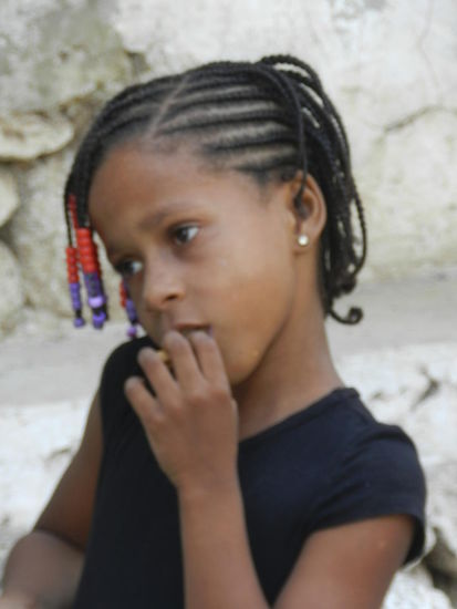 Gleich kommt ihre Freundin und tröstet sie - vorangegangen war ein kleiner Streit um einen jungen Hund