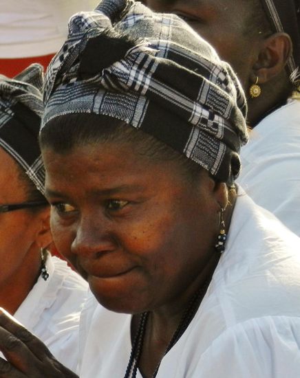 Sie trommelt voller Konzentration bei einem Volksfest