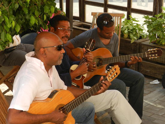 Musiker des Trans-Atlantica-Festivals bei der Probe in einem Café