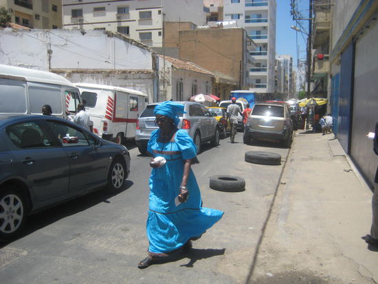 Straßenverkehr in Dakar Downtown, es staut sich, es ist laut und stickig.