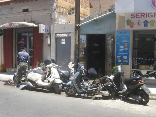 Hinter dieser offenen Türe verbirgt sich eine Kleinstwerkstatt für Motorroller