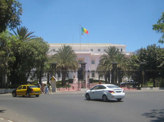 Der Präsidentenpalast, fotografiert mit ausdrücklicher Erlaubnis eines Maschinenpistolenträgers