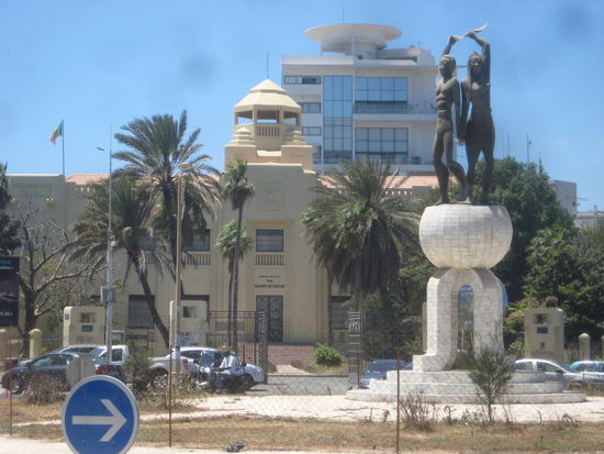 Der Soweto-Platz mit dem im Hintergrund liegenden Dakar-Museum