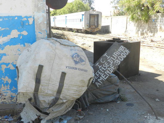 Auf dem Bahnhof von Dakar; wer hier hinpinkelt, muss 3000 Francs Strafe zahlen! Es fahren tatsächlich Züge von hier ab, wohin? Früher wohl einmal bis ins Nachbarland Mali.