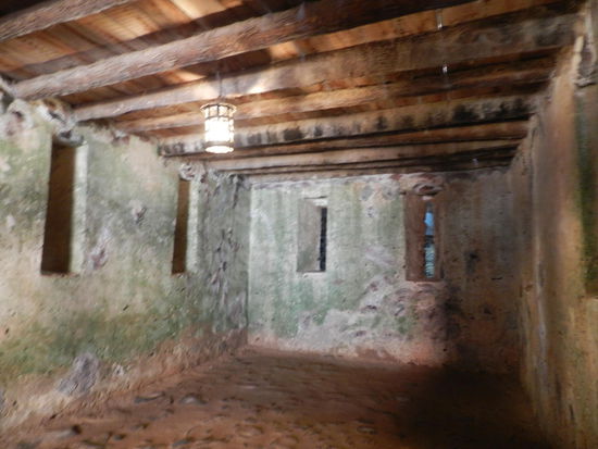 In diesen spartanischen Räumen waren hunderte von Sklaven eingepfercht, bevor sie nach Amerika verschifft wurden