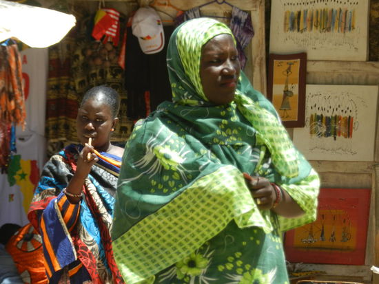 Die Frauen der Insel verkaufen in winzigen Shops Souveniers ...