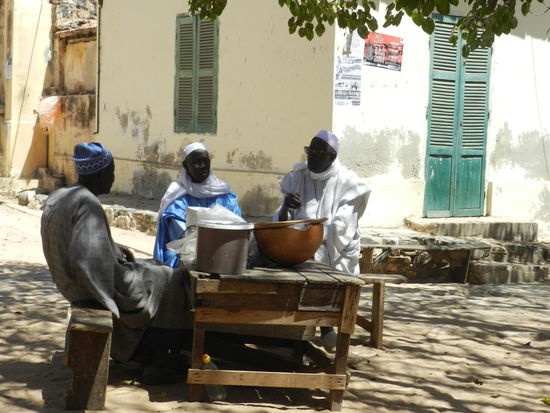 ... während die (alten) Männer die Ereignisse des Tages besprechen