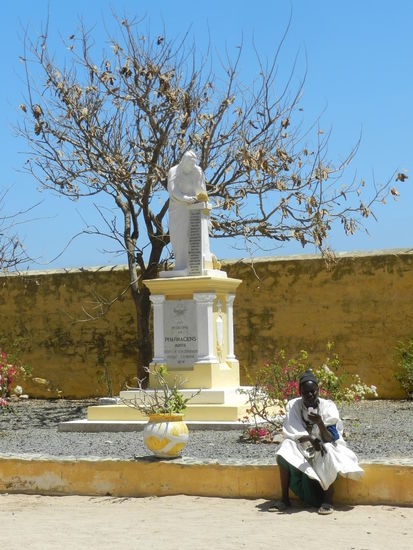 Denkmal auf dem Rathausplatz für die Mediziner und Apotheker, die bei einer Seuche Ende des 19. Jhdts umkamen