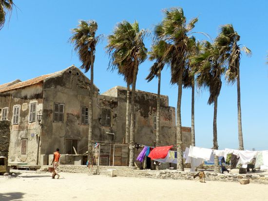 Am Ufer stehen überwiegend große, massive Häuserzeilen