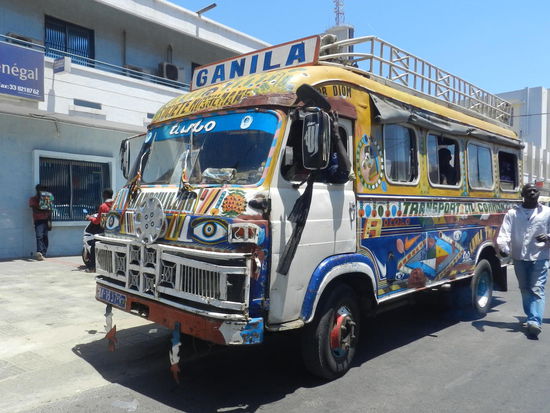 Eines der zahlreichen, herrlich bunten Sammeltaxen in Dakar