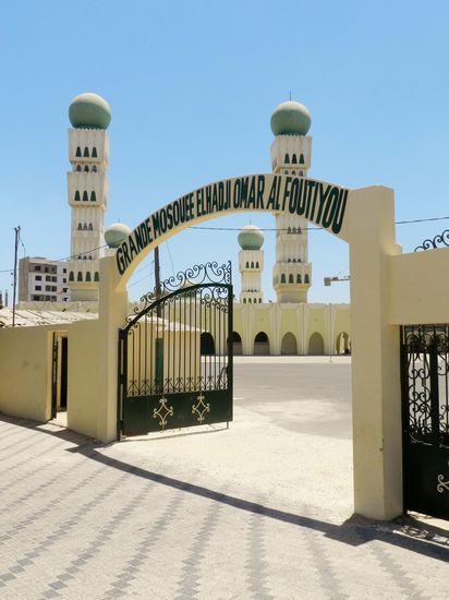 Die El Hadji Omar al Foutiyoumosche und daneben das Mausoleum