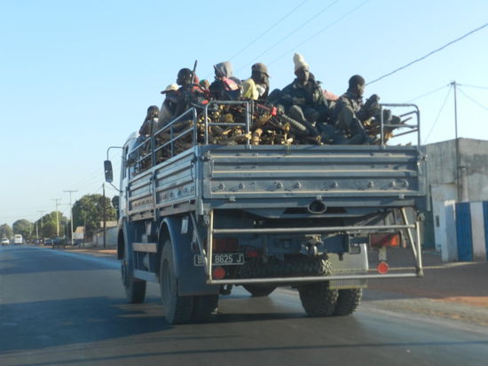 Personentransport auf dem Highway nach Gunjur