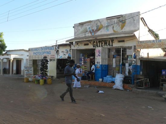Geschäfte am Rande des Highways