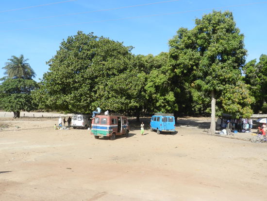 Gunjur Garage - Tankstelle mit Bushalteplatz, auf dem Weg zum Fluß