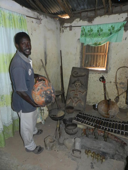 Lawin und seine Schätze: er sammelt leidenschaftlich Kulturgüter aus der Region für sein Gunjur-Village-Museum