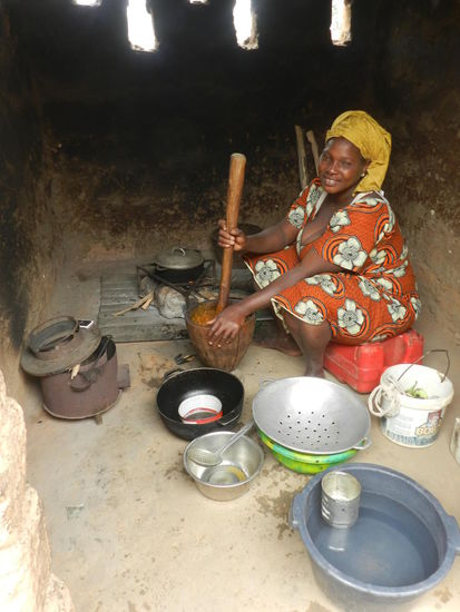 Lamins Frau kocht für 10 Kinder und die Eltern in ihrer traditionellen Küche