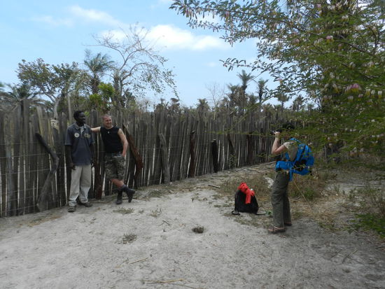 Kristel fotografiert den von ihrer Stiftung finanzierten Zaun rund um das Museumsgelände