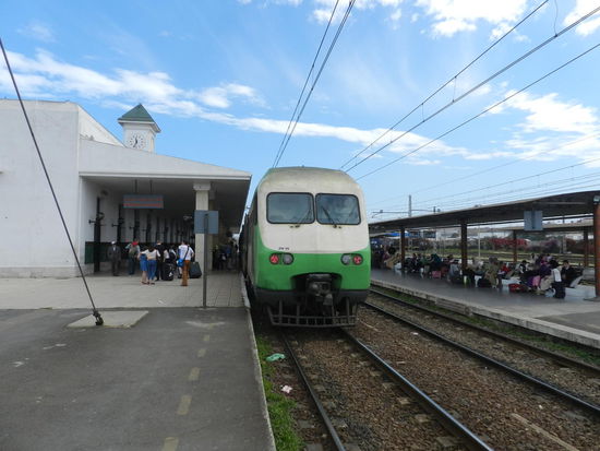 Moderne S-Bahnzüge fahren vom Flughafen in die Innenstadt