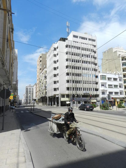 Wuchtige Häuser an der Hauptstraße in die Innenstadt