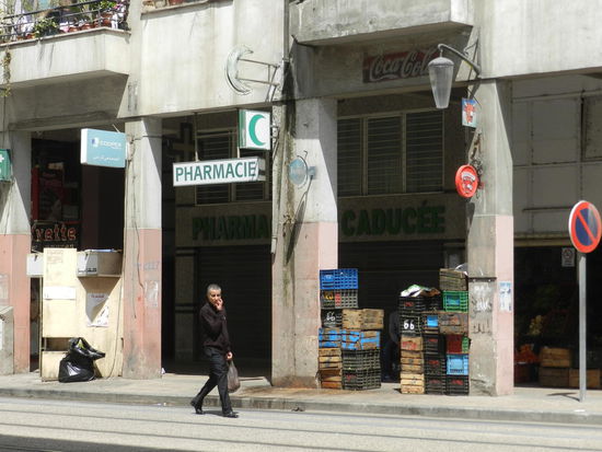 In den Erdgeschosssen der Betonhäuser finden sich die kleinen, auch bei uns bekannten, Läden