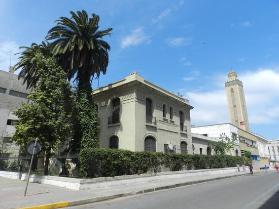 Verwaltungsgebäude und Moschee in der Nähe des Hafens