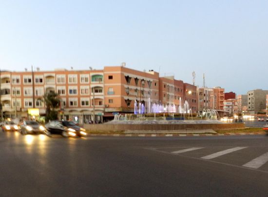Kreisverkehr mit Brunnen vor meinem Hotel ...