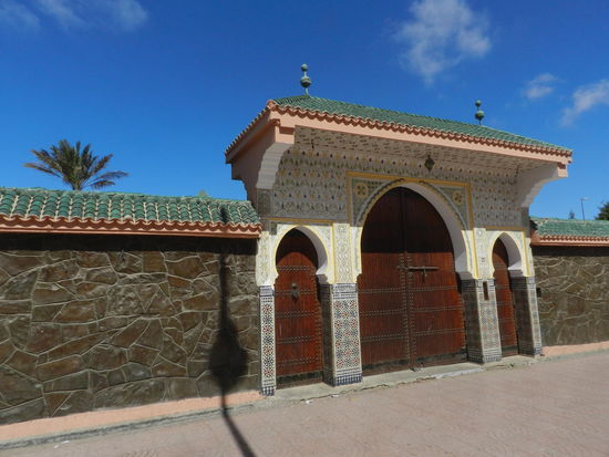 Schöne Tore und Türen gibt es zu sehen, mal groß und wuchtig, ...