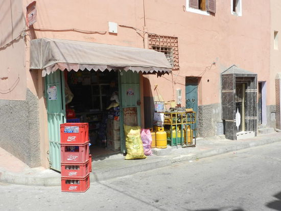 Tante-Aisha-Laden an der Ecke in der Altstadt