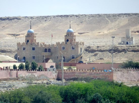 Jenseits des Saguia el Hamra liegt die Ortseinfahrt nach Laayoune, mächtig befestigt
