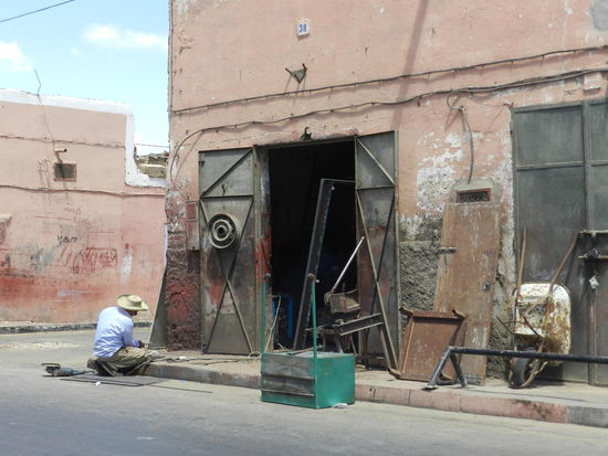 Ein Schlosser vor seiner Werkstatt