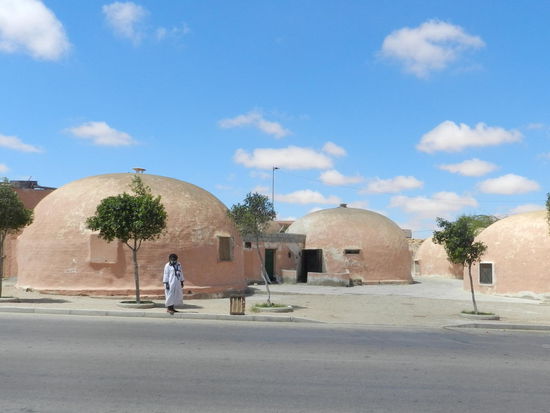 Igluähnliche Gebäude markieren das Ende der Altstadt