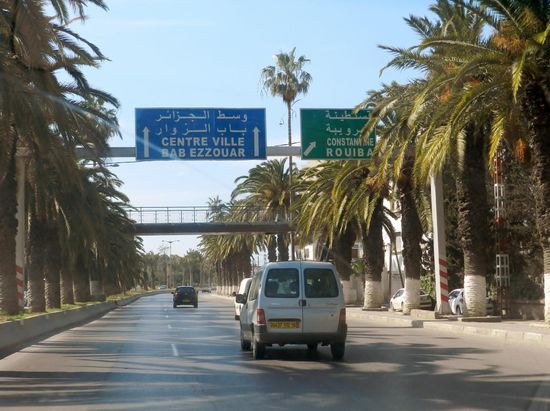 Der Flughafen liegt etwa eine halbe Autostunde von der Innenstadt Algiers entfernt