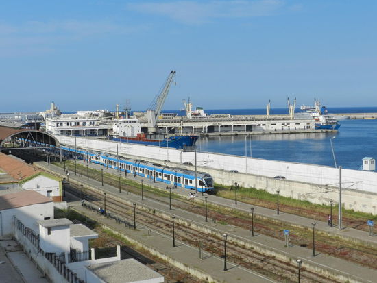 Blick über den Bahnhof und Hafen
